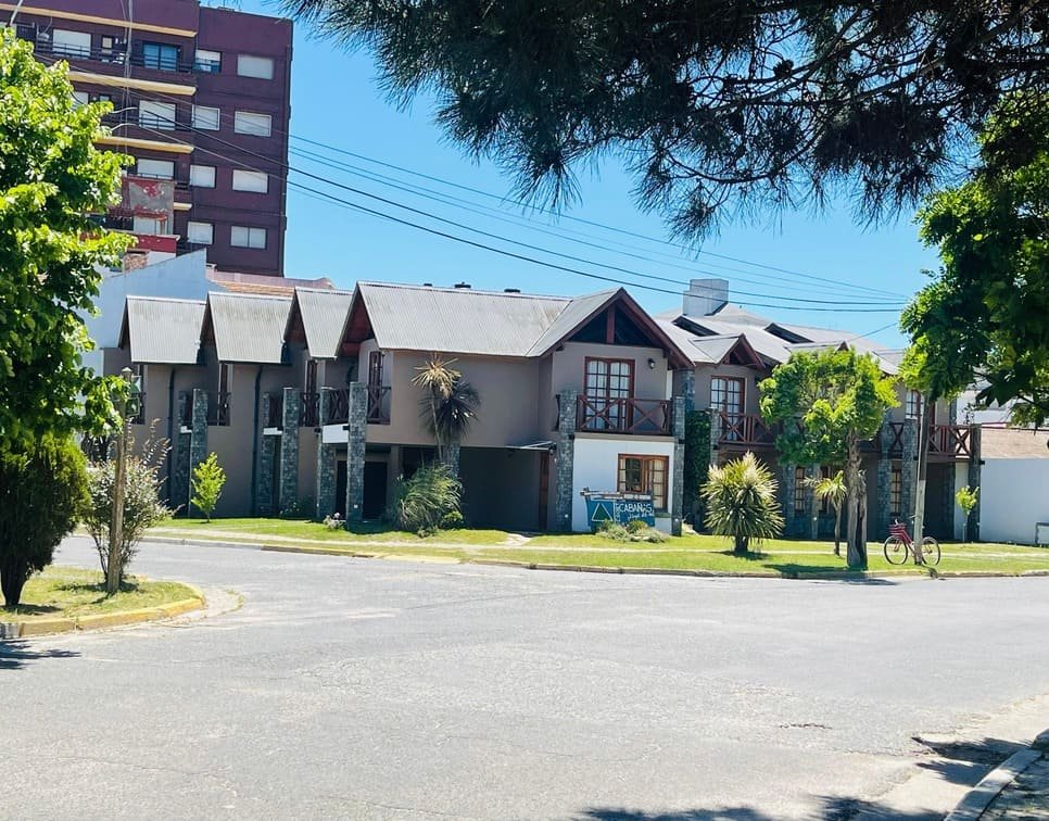Fachada de las cabañas mostrando la piedra y madera
