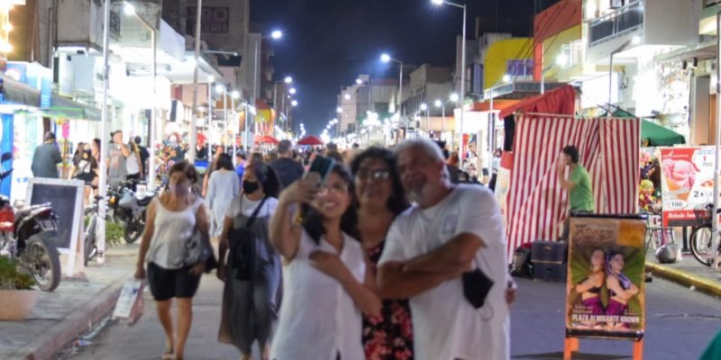 [Calle peatonal del centro comercial con gente]