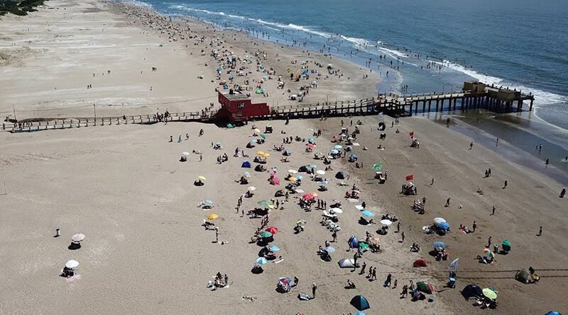 [Extensa playa de San Clemente del Tuyú]