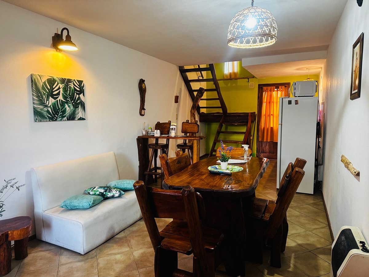 [Interior confortable de una cabaña]